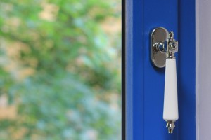 Fenstergriff-verchromt-Hartholz-weiß-Südmetall-300x200